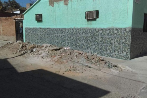 Acusan a constructora de dejar escombros en calle, en Escuinapa