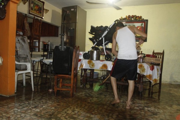 En Jacarandas y la 20 de Noviembre, en Mazatlán, el agua les ¡llegó hasta el cuello!