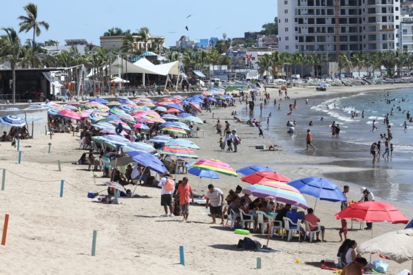 Disfrutan centenares de personas las playas y atractivos de Mazatlán
