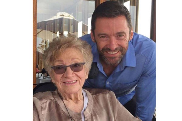 Le canta Hugh Jackman a su suegra en su funeral