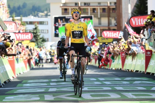 El galés Geraint Thomas celebra su triunfo en la etapa.