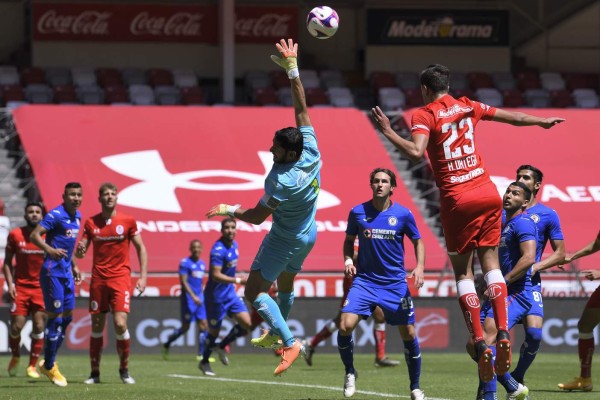 Jesús Corona falló en su salida para que Toluca consiguiera su primer gol del encuentro. (Twitter @TolucaFC)
