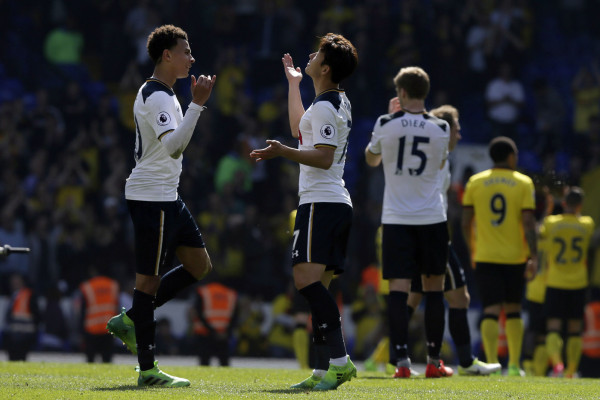 Tottenham golea en la Liga Premier