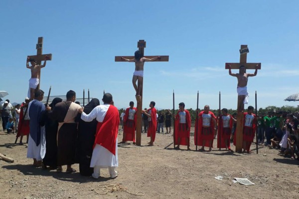Escenifican parroquias de Escuinapa el Viacrucis