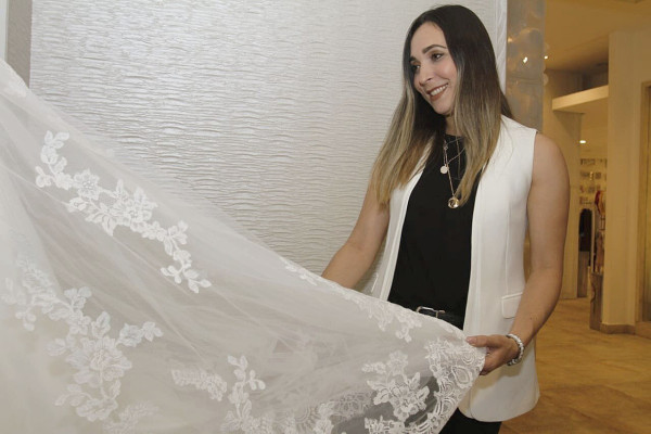 Ivette Sánchez recibió feliz su vestido de novia de Cimaco.