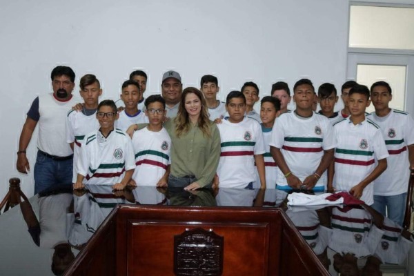 Entregan uniformes a selectivo de futbol Juvenil de Escuinapa