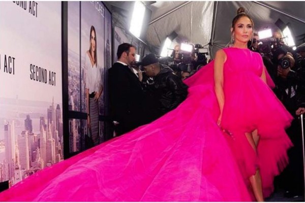 Jennifer Lopez impacta con el vestido que usa en el estreno de su cinta Second Act
