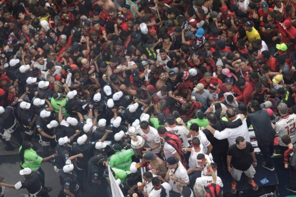 Festejo de Flamengo en Río acaba con choque entre policía y aficionados