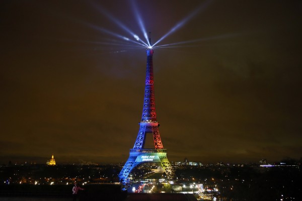 La Torre Eiffel se encendió con los colores con motivo de la candidatura olímpica de París.