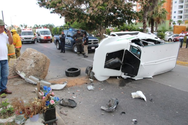 Deja volcadura cuatro turistas lesionados que viajaban en un Taxi tipo safari en Mazatlán