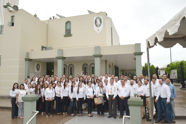 Colaboradores de Impulsa celebran los primeros 26 años de la empresa.