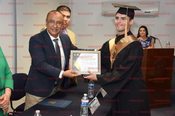 22 jóvenes culminan sus estudios de Economía en la UAS