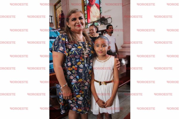 Rocío junto a su madrina, Micaela Cruz Monjardín.