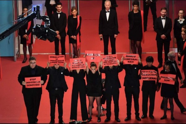 Protestan en Cannes contra el genocidio de indígenas en Brasil