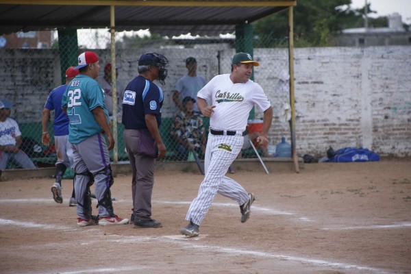 Tacos El Cobarde pega primero en la final de playoffs de la Liga de Beisbol de Eco Taxis Verdes
