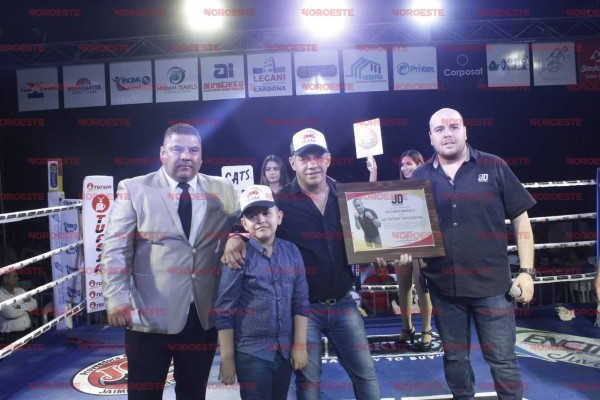Juan Ramos Soberanes, Bull Terrier Soberanes, recibe su reconocimiento.