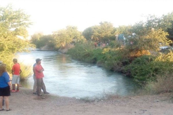 Muere en canal al intentar sacar una llanta
