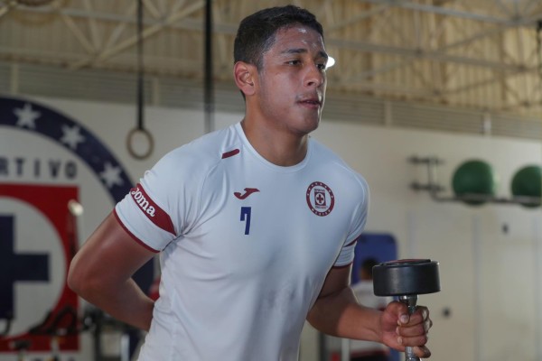 Luis Romo, durnate la sesión de entrenamiento de Cruz Azul, previo al inicio de la jornada de media semana.