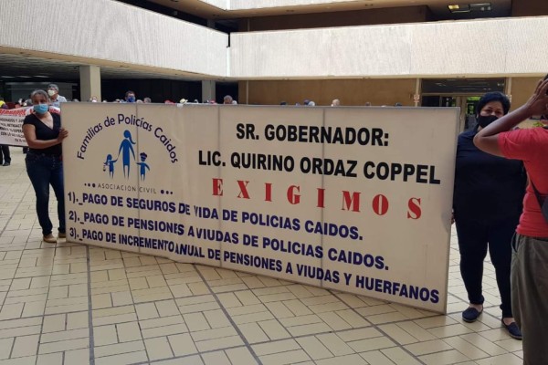En Culiacán, viudas de policías y agentes jubilados y pensionados exigen incremento salarial