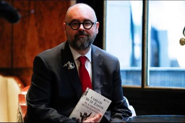 Carlos Ruiz Zafón, escritor español, muere a los 55 años. Foto: Tomada de informador.mx