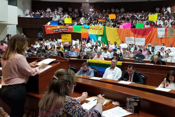 Con gritos y pancartas, religiosos y gays miden fuerzas hoy en el Congreso de Sinaloa