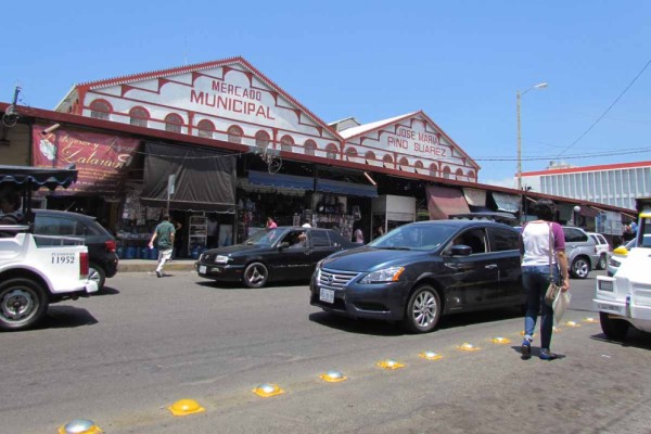 Ambulantes del mercado Pino Suárez advierten que no se moverán