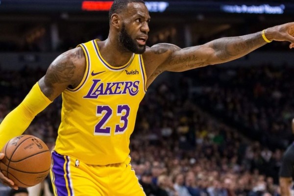 LeBron James tuvo actuación de 32 puntos.