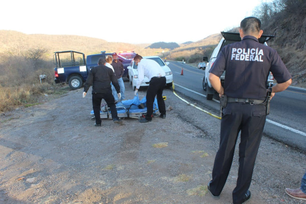 Encuentran a un joven asesinado en la carretera México 15, en Mocorito