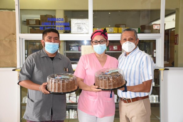 Alcalde de Rosario regala pasteles al personal médico