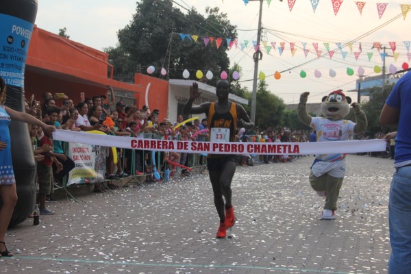 Kenianos se coronan campeones en el medio maratón en Chametla, Rosario