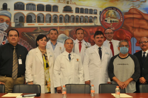 El equipo médico que estuvo a cargo de que el trasplante del paciente fuera un éxito.