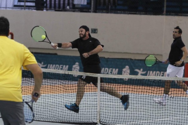 Anguiano y Sandoval se plantan con firmeza en Torneo de Tenis MZT Open Bajo Techo