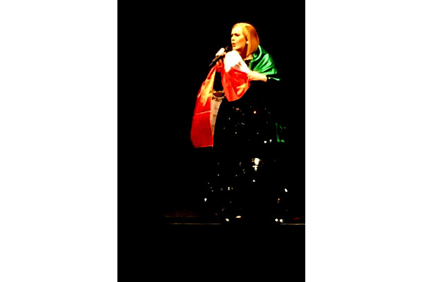 Cariño y gritos para Adel...ita