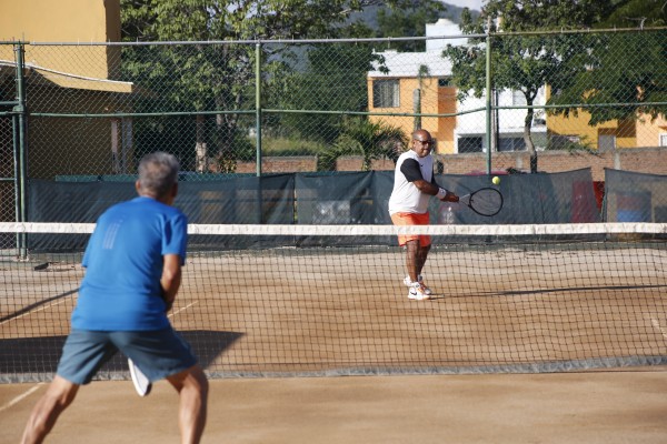 Buenos juegos hubo este miércoles en el Torneo de Tenis Rumbo a los 100.