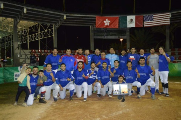Chamos Team festeja su título.