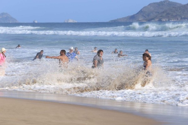 Aconsejan no meterse al mar en Mazatlán; salvavidas señalan que está picado