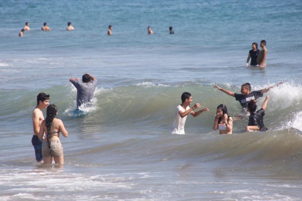 Cientos disfruran de las playas de Mazatlán durante el domingo