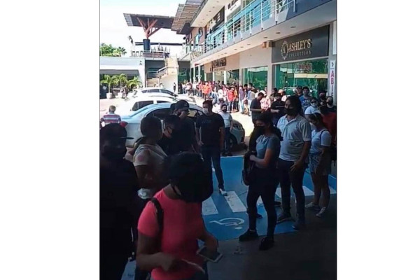 Se aglomeran decenas en Culiacán por gorra de Markitos Toy; Coepriss suspende negocio