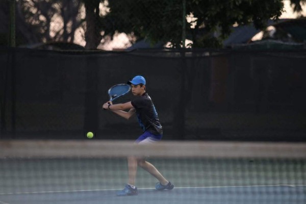 Juan Pablo Valdez logra doble triunfo en el Torneo de Tenis del Pavo 2020