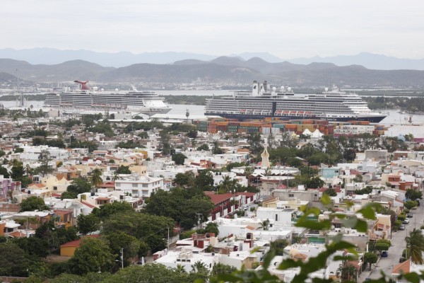 Mazatlán se llena de turistas con el arribo de dos cruceros