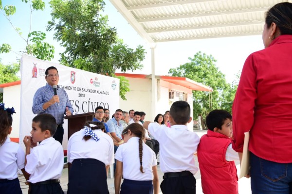 Alcalde de Salvador Alvarado entrega techumbres en escuelas rurales