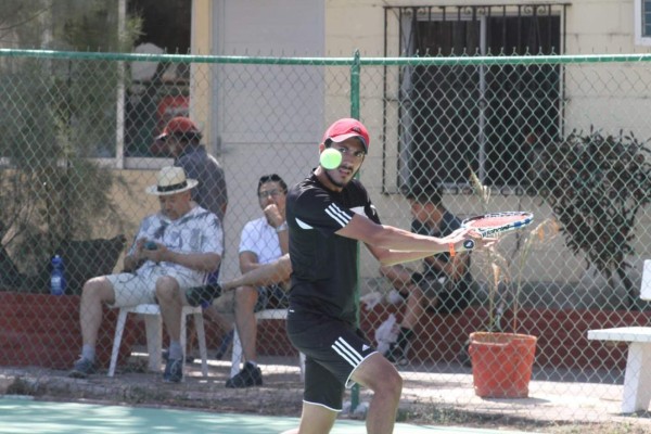 Miguel Ángel Arévalo vence en tres sets a Mariano Hinojos.