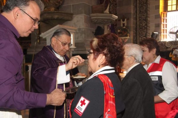 El Obispo de la Diócesis de Mazatlán, Mario Espinosa Contreras, oficia la misa de Cruz Roja Mazatlán.