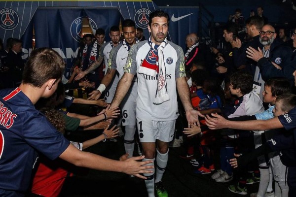Gianluigi Buffon jugó 25 encuentros con el PSG. (Foto: Twitter @PSG)