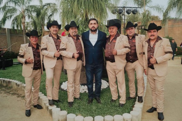 Arturo Quintero con Los Intocables del Norte.