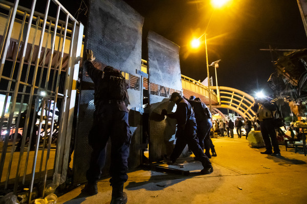 Policía Federal mexicana instala muro metálico en Tijuana, para que migrantes no crucen a EU