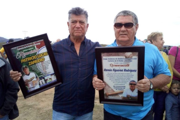 Patricio Lucas Zamudio y Ramón Figueroa Rodríguez muestran sus reconocimientos.