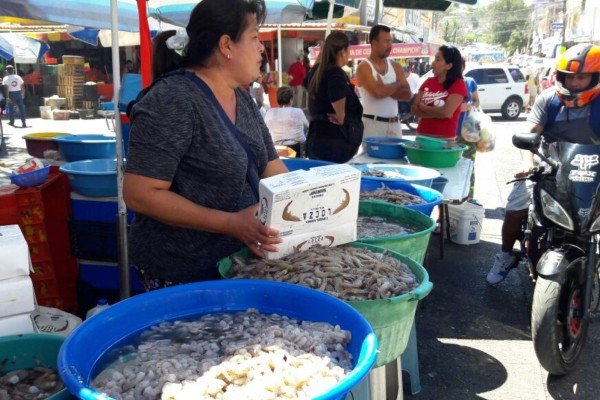 Venta de camarón en la Colonia Benito Juárez.
