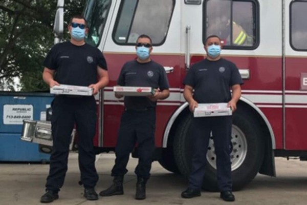 Yordan Álvarez dona pizzas a policías y bomberos