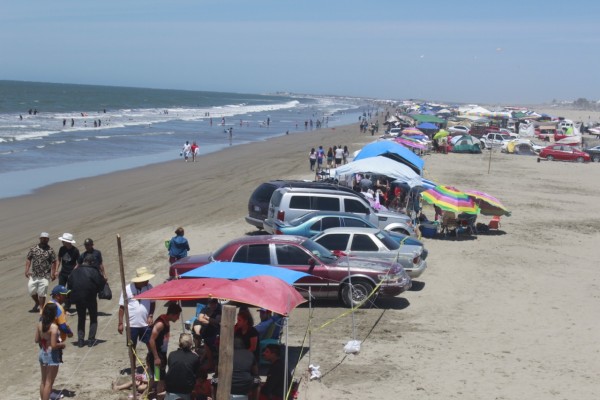 Se divierten familias en playas de El tambor